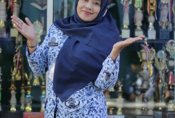 Dra. Sri Wahyuni